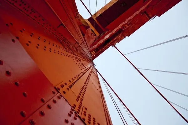 Il Golden Gate Bridge che attraversa la baia di San Francisco, in California, con il suo iconico colore rosso-arancio contro un cielo limpido.