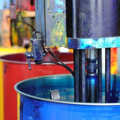 Macchina utilizzata per la produzione di vernice, con componenti per mescolare e miscelare i pigmenti.